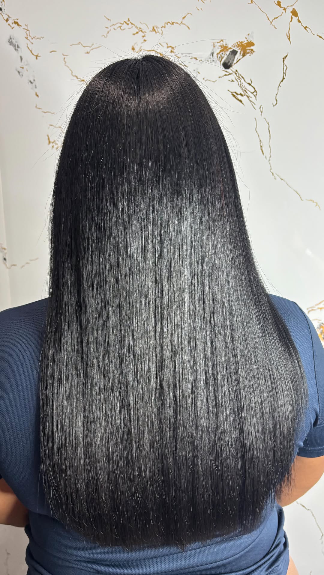 Cabello castaño liso trabajado por Nicole Arturet Studio