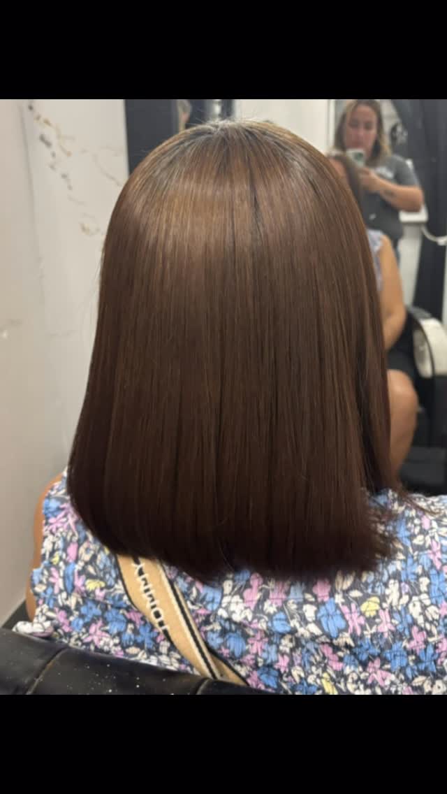 Cabello largo oscuro con brillo trabajado por Nicole Arturet Studio