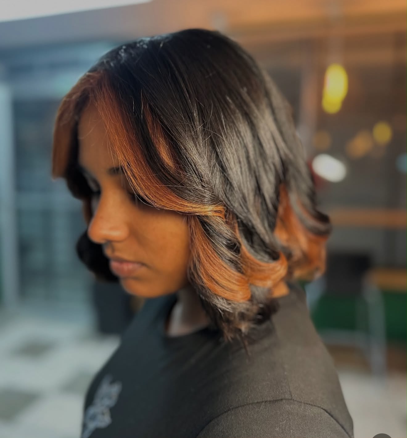 Cabello oscuro con reflejos cobrizos y acabado con movimiento