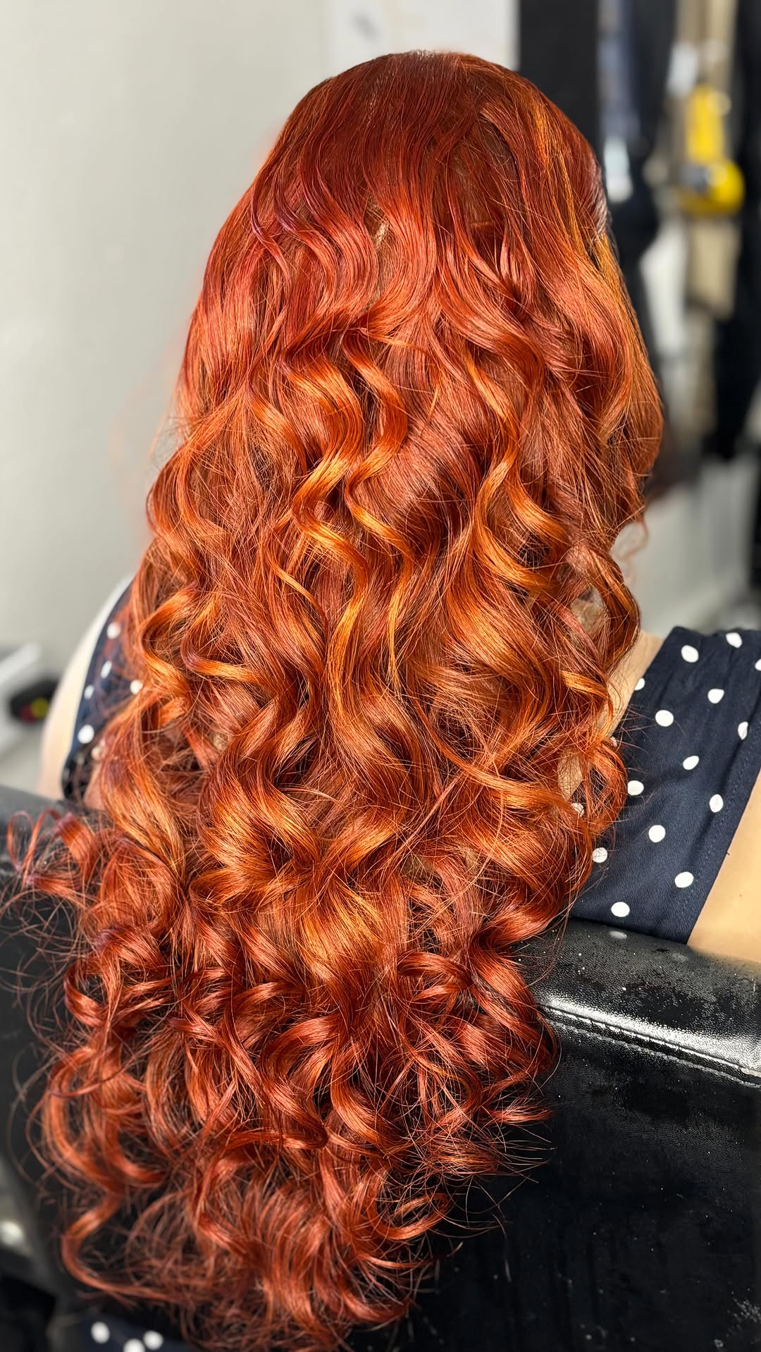 Cabello largo cobrizo con ondas trabajado por Nicole Arturet Studio