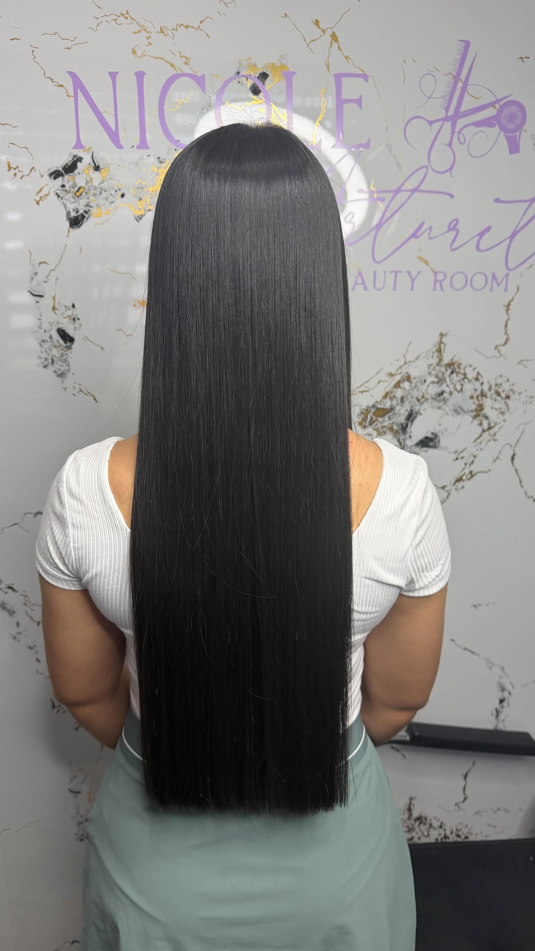 Cabello largo oscuro con acabado brillante trabajado por Nicole Arturet Studio