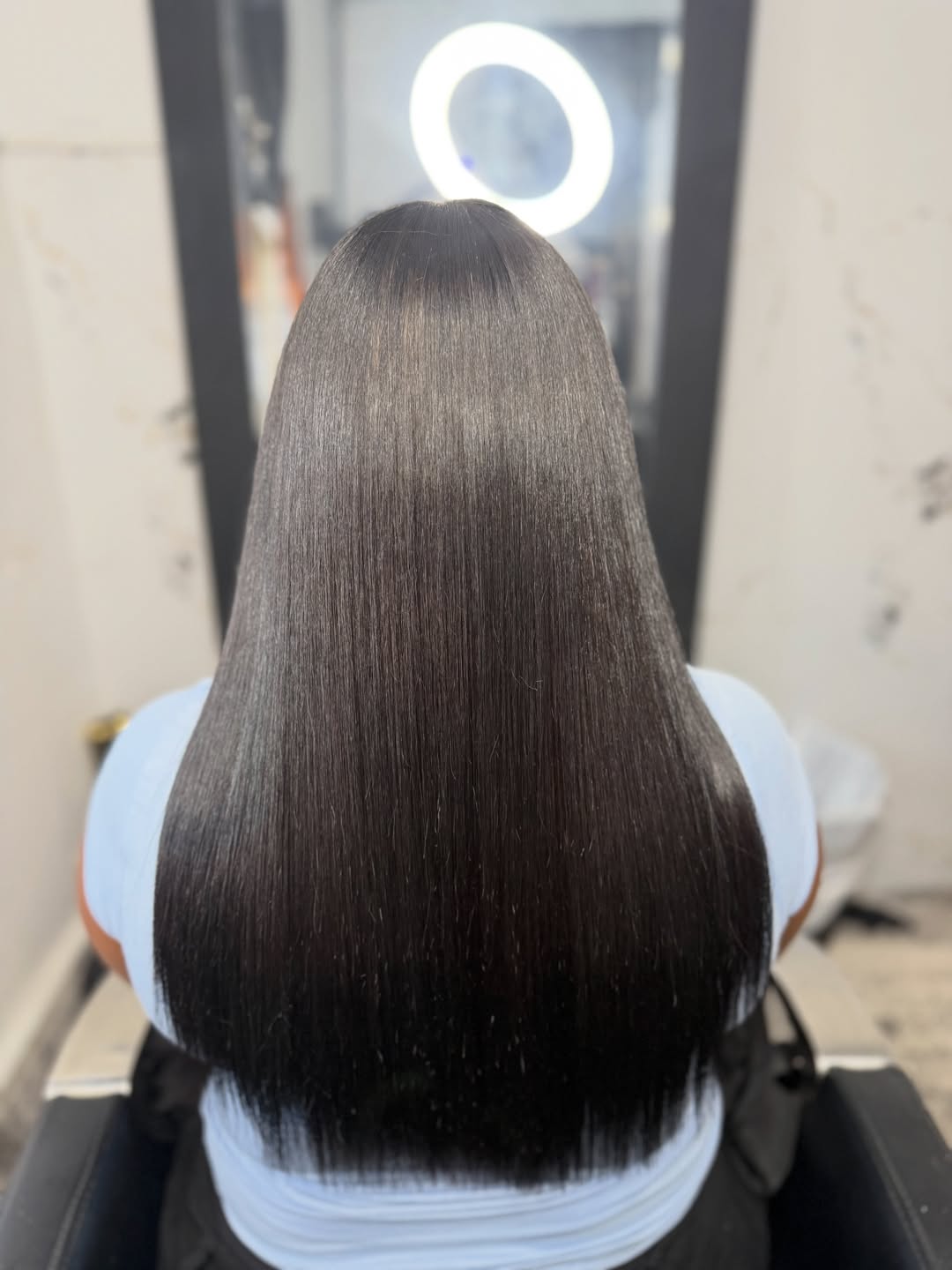 Cabello largo oscuro con acabado liso y brillante trabajado por Nicole Arturet Studio