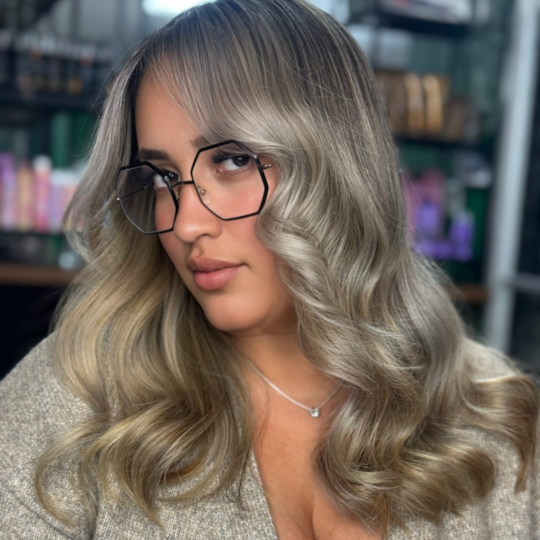 Cabello rubio con ondas y acabado brillante trabajado por Nicole Arturet Studio